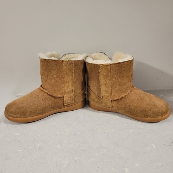 Lightly used size 9 Toddler (Girls) Ugg Winter Boots - Picture 3 of 3